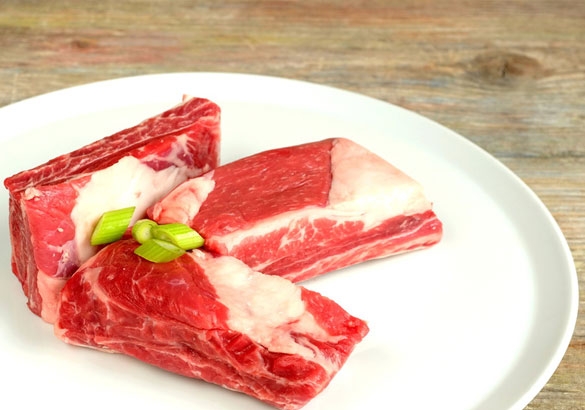 Frisches Fleisch ist wichtig, wenn Sie richtig BARFen wollen. Frisches Fleisch ist wichtig beim BARFen